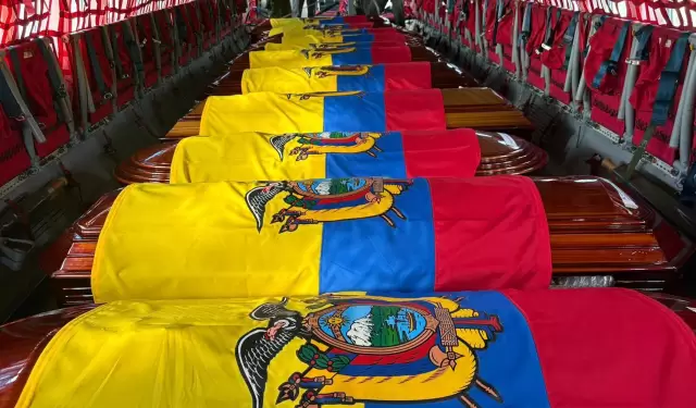 Los ataúdes con los cuerpos de los 11 militares asesinados en el Alto Punino fueron trasladados a Quito.