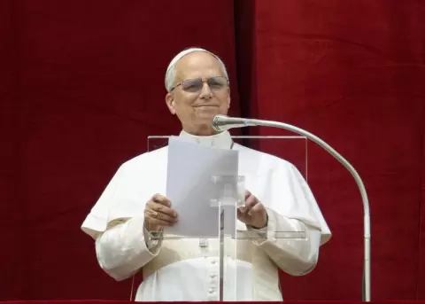El papa León XIV dirigiendo la oración del Regina Caeli desde el balcón central de la Basílica de San Pedro en la Ciudad del Vaticano.