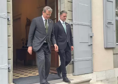 El secretario del Tesoro de Estados Unidos, Scott Bessent, y el representante de Comercio, Jamieson Greer, tras la reunión con la delegación china.