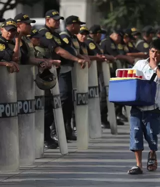 Fotografa de archivo en donde policas custodian durante una manifestacin en la Plaza San Martn en Lima (Per).