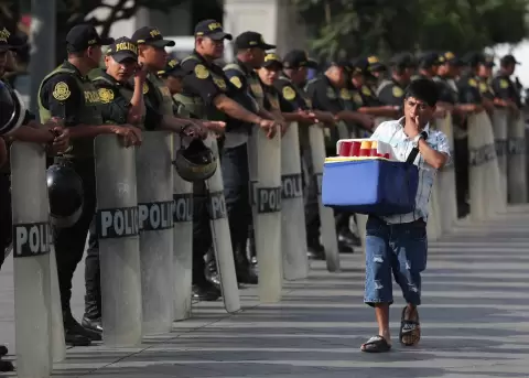 Fotografía de archivo en donde policías custodian durante una manifestación en la Plaza San Martín en Lima (Perú).