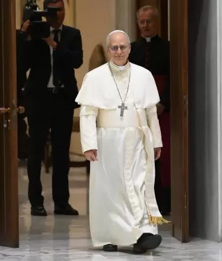 El papa Len XIV arriba a una audiencia con miembros de la prensa  el aula Pablo VI del Vaticano.