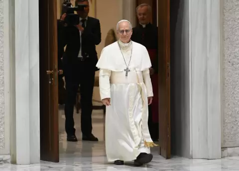 El papa León XIV arriba a una audiencia con miembros de la prensa el aula Pablo VI del Vaticano.
