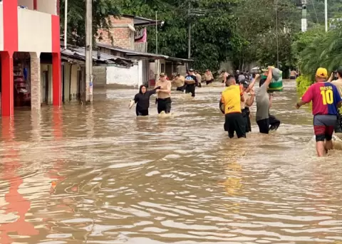 Evacuaciones de moradores afectados por inundaciones en Nambija Bajo, en Zamora Chinchipe.