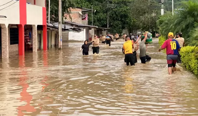 Evacuaciones de moradores afectados por inundaciones en Nambija Bajo, en Zamora Chinchipe.
