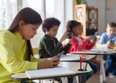 España y Francia impulsan veto europeo a redes sociales infantiles.