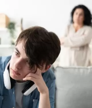 Los adolescentes necesitan distancia, pero también guía y presencia.