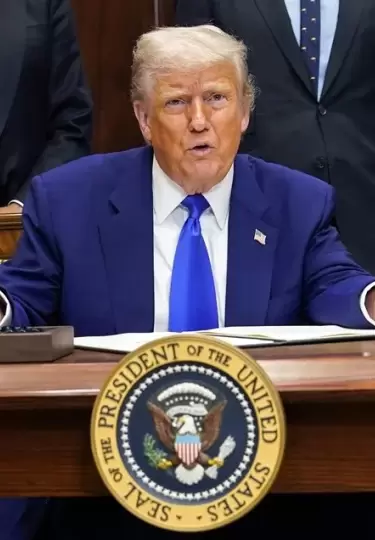 Trump firma un decreto que pide a las farmacéuticas que bajen los precios de los medicamentos