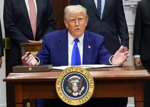Trump firma un decreto que pide a las farmacuticas que bajen los precios de los medicamentos