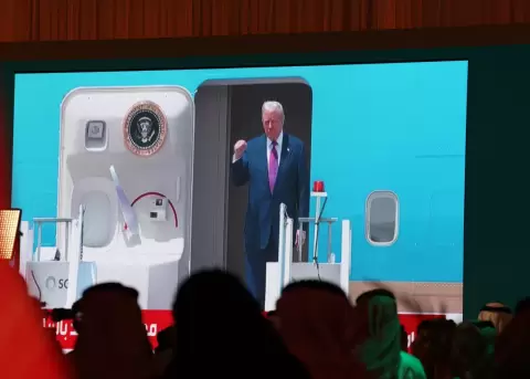 Una gran pantalla en el foro de inversiones estadounidense-saudí muestra la llegada del presidente de EE. UU., Donald Trump, a Riad.
