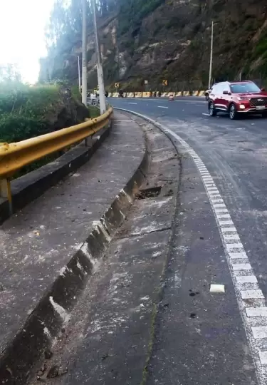 La Av. Interocenica despus del retiro de rocas de la calzada, tras el deslizamiento de este martes, 13 de mayo de 2025.