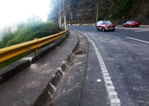 La Av. Interocenica despus del retiro de rocas de la calzada, tras el deslizamiento de este martes, 13 de mayo de 2025.