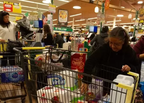 La inflación en EE.UU. bajó una décima en abril, hasta el 2,3 % interanual