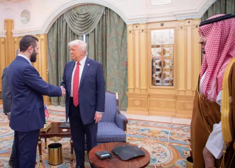 El presidente de Estados Unidos, Donald Trump, se reunió este miércoles con el presidente interino de Siria, Ahmed al Sharaa (i).