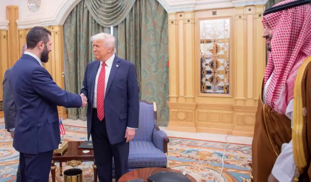 El presidente de Estados Unidos, Donald Trump, se reunió este miércoles con el presidente interino de Siria, Ahmed al Sharaa (i).