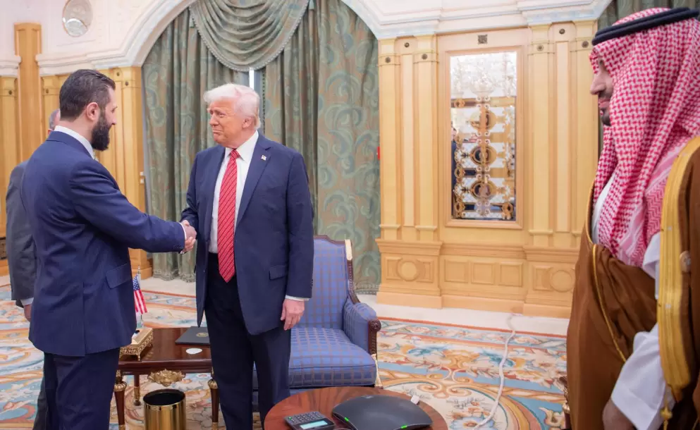 El presidente de Estados Unidos, Donald Trump, se reuni este mircoles con el presidente interino de Siria, Ahmed al Sharaa (i).