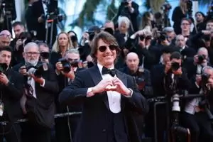 Tom Cruise lo hace de nuevo! El actor sorprendi en Cannes con una aparicin inesperada y la presentacin de 'Misin Imposible: Sentencia Final'.