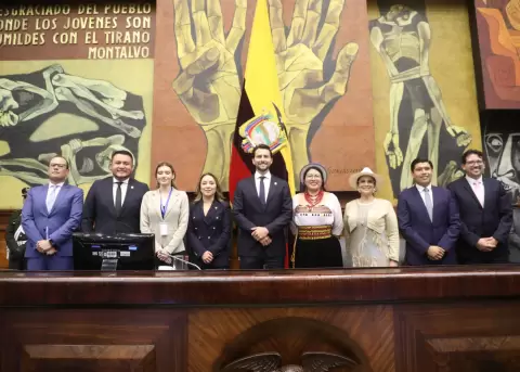Las nuevas autoridades de la Legislatura.