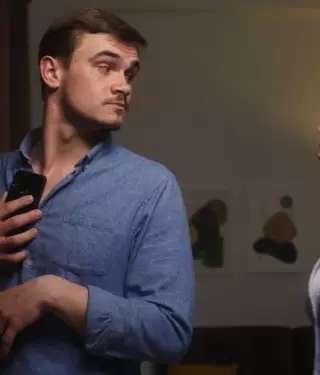 Cuando la pantalla se vuelve un puente hacia la traición.