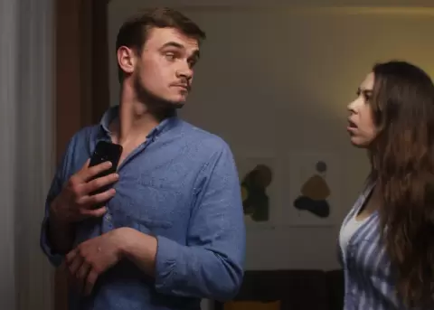 Cuando la pantalla se vuelve un puente hacia la traición.