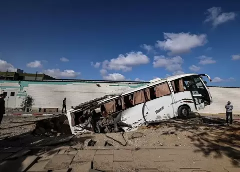 Un autobús afectado por los ataques de este miércoles en Khan Younis, en el sur de la Franja de Gaza