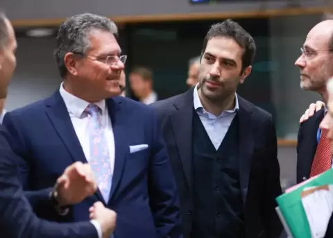 El comisario de Comercio, Maros Sefcovic (i), y el ministro español de Economía, Carlos Cuerpo (centro-derecha), en Bruselas, Bélgica.