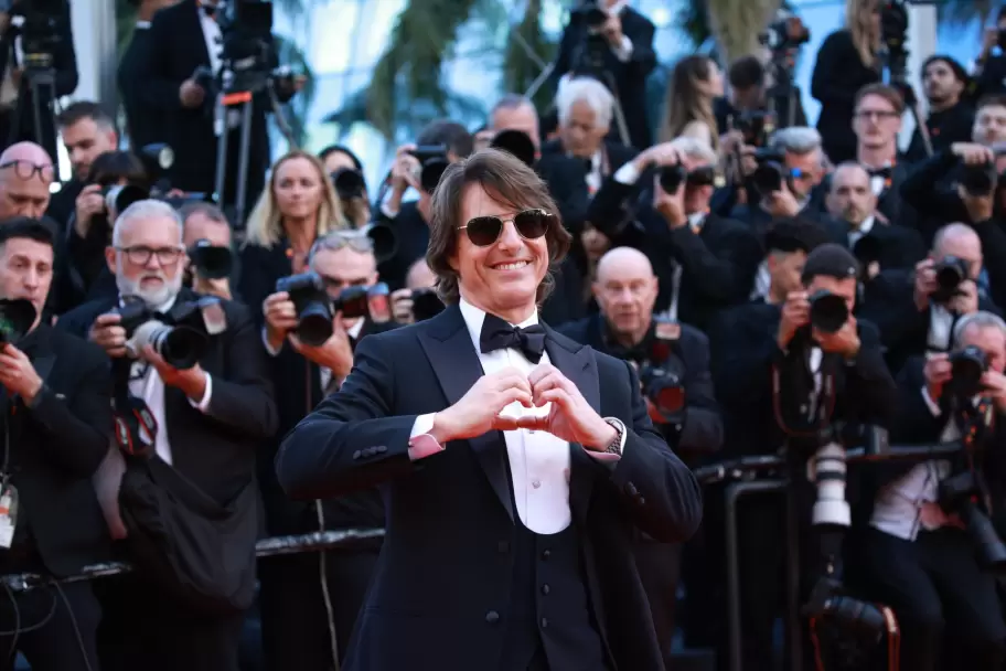 �Tom Cruise lo hace de nuevo! El actor sorprendi� en Cannes con una aparici�n inesperada y la presentaci�n de 'Misi�n Imposible: Sentencia Final'.