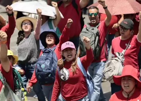 La presidenta de México, Claudia Sheinbaum, anunció este jueves un aumento salarial del 9 % a todos los docentes del país este año y será retroactivo