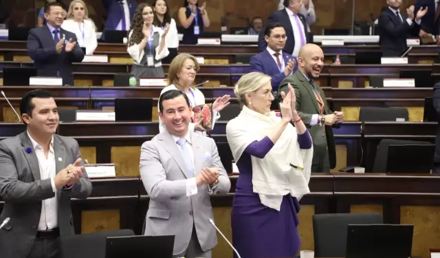 Annabella Azín, Ferdinand Álvarez, y otros legisladores de ADN.
