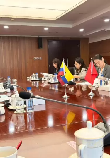 El ministro de Producción, Luis Alberto Jaramillo, durante el encuentro con Li Yongjie, viceministra de Comercio de China.