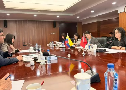 El ministro de Producción, Luis Alberto Jaramillo, durante el encuentro con Li Yongjie, viceministra de Comercio de China.
