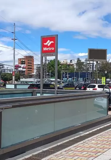 Un hombre en presunto estado de intoxicación ingresó violentamente a la estación La Carolina la noche del 15 de mayo.