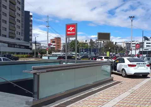 Un hombre en presunto estado de intoxicación ingresó violentamente a la estación La Carolina la noche del 15 de mayo.