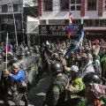 Seguidores de Evo Morales se enfrentan con policías al intentar llegar a la sede electoral