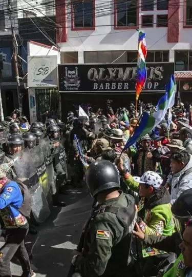 Seguidores de Evo Morales se enfrentan con policías al intentar llegar a la sede electoral