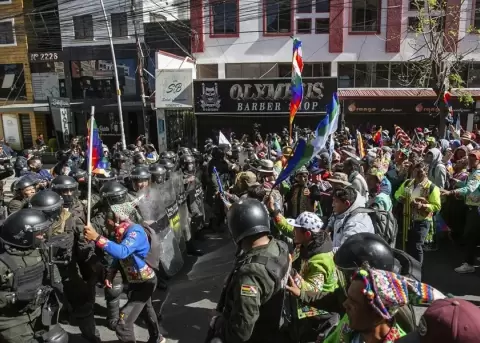 Seguidores de Evo Morales se enfrentan con policías al intentar llegar a la sede electoral