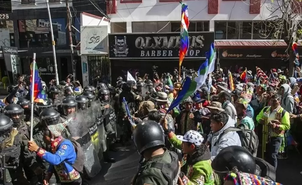 Seguidores de Evo Morales se enfrentan con policías al intentar llegar a la sede electoral
