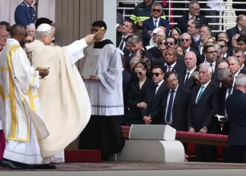 El Presidente Noboa participó, junto con otros líderes mundiales, en el inicio del Pontificado de Léon XIV.