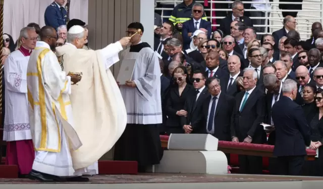 El Presidente Noboa participó, junto con otros líderes mundiales, en el inicio del Pontificado de Léon XIV.