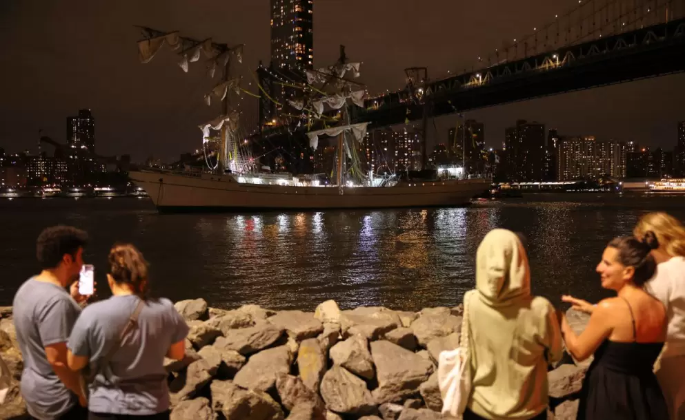 Dos muertos y decenas de heridos tras choque de velero de la Marina de México contra el puente de Brooklyn, según autoridades