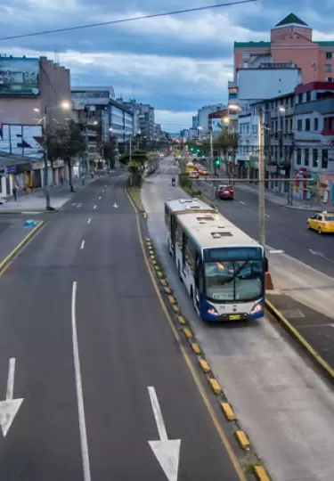 Este 20 inician trabajos de bacheo en la av. 10 de agosto, en Quito
