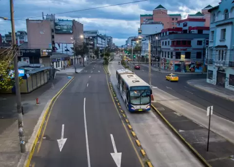 Este 20 inician trabajos de bacheo en la av. 10 de agosto, en Quito