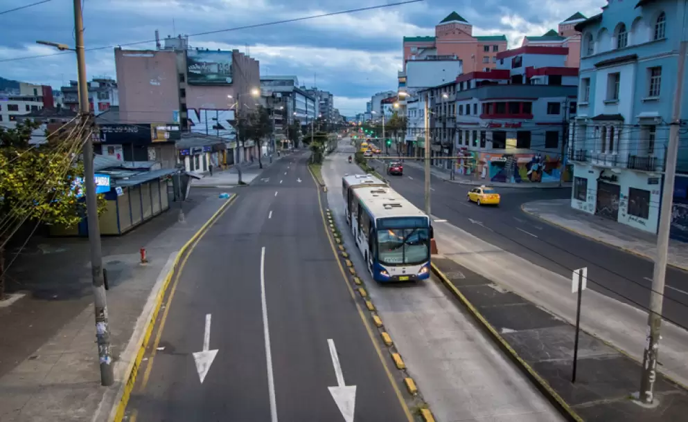 Bacheo tecnificado en carriles laterales de la av. Galo Plaza Lasso inicia este 20 de mayo