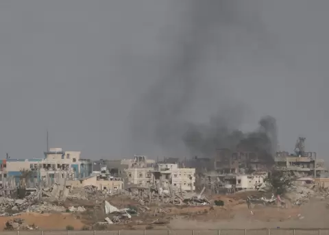 El humo se eleva de los edificios en ruinas en la Franja de Gaza, visto desde cerca de la frontera con el enclave palestino, en el sur de Israel.