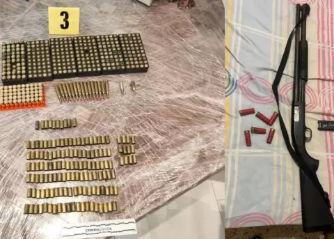 Evidencias encontradas en una hacienda allanada por el Ejército de Ecuador el 18 de mayo de 2025.