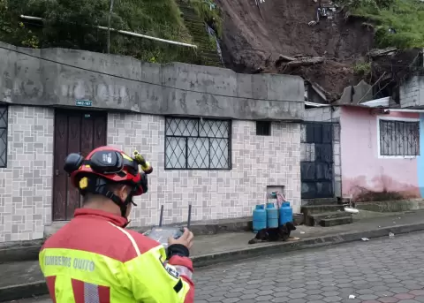 Deslizamiento en Santa María de Cotocollao dejó 6 familias afectadas.