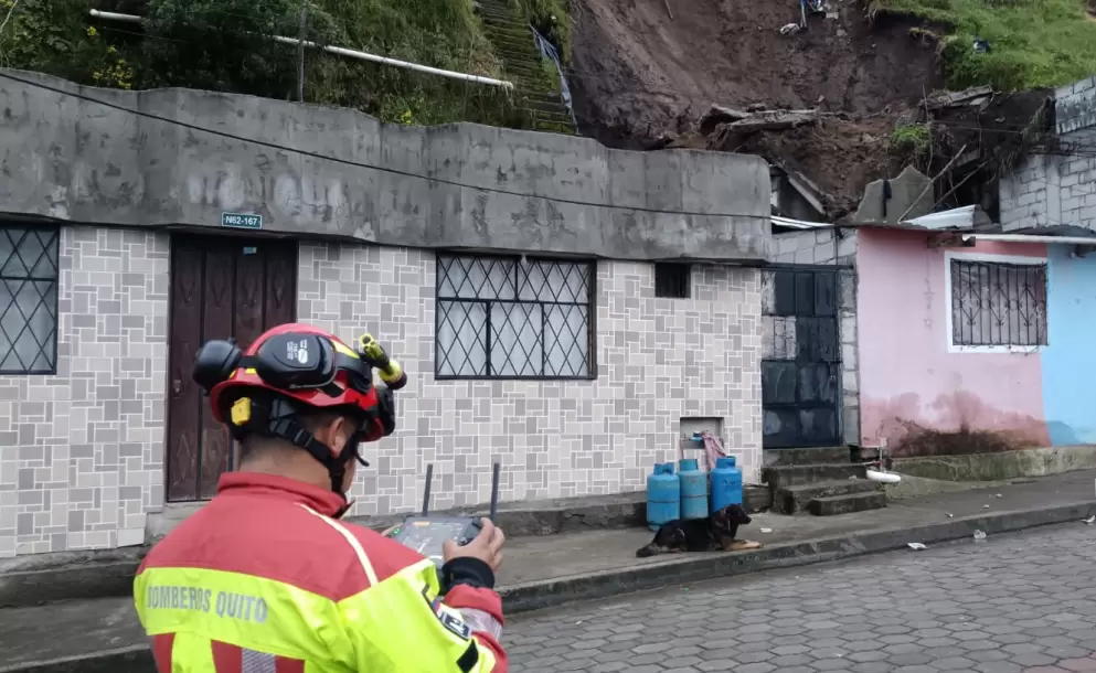 Deslizamiento en Santa Mara de Cotocollao dej 6 familias afectadas.