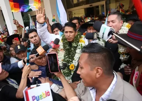 El presidente del Senado boliviano, Andrónico Rodríguez, saluda a sus simpatizantes tras un acto en el que lanzó su candidatura a la presidencia de Bo