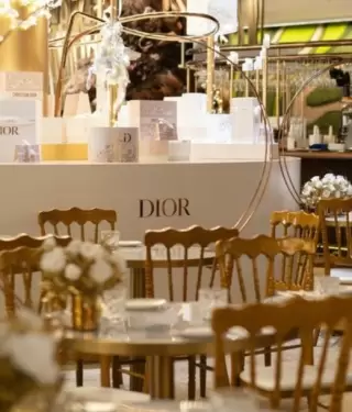 Las cafeterías de marca ofrecen una experiencia de lujo al público.