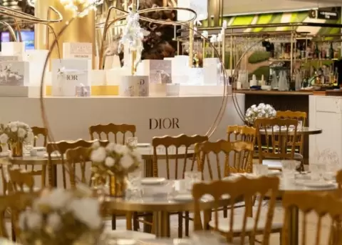 Las cafeterías de marca ofrecen una experiencia de lujo al público.